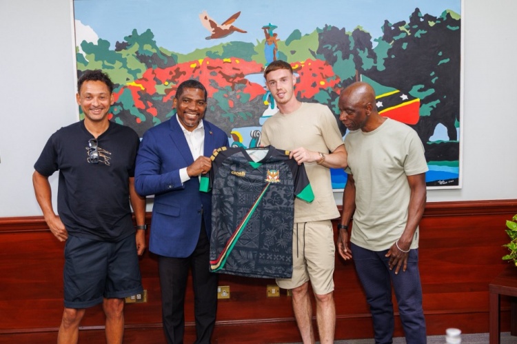 圣基茨总理赠送国家队球衣