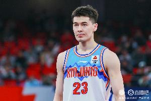 拼尽全力！阿不都沙拉木系列赛2场场均20分7.5板 外加1.5抢断1帽