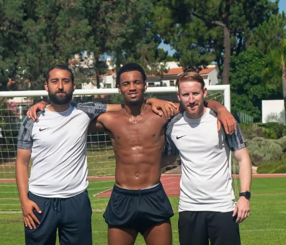 世俱杯直播-保持状态，恩瓦内里暑期期间和英格兰沙滩足球明星保持训练