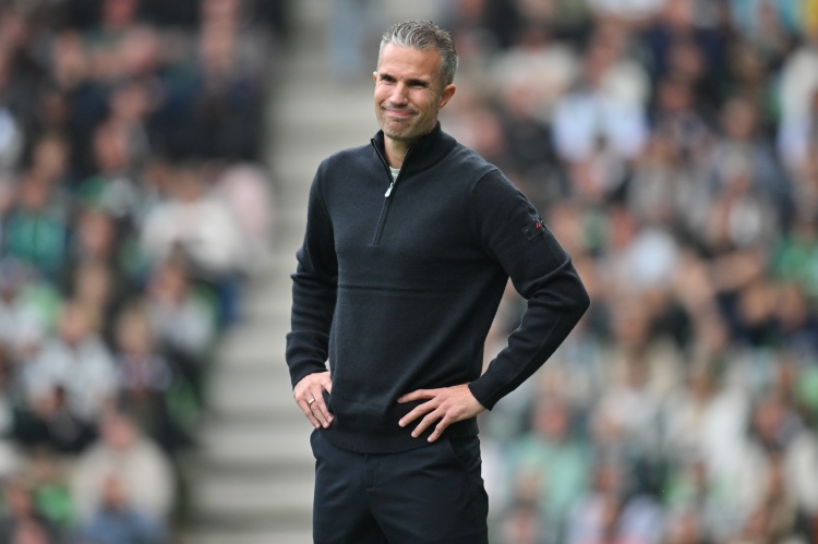 世俱杯-范佩西回应昆滕·廷伯炮轰：关系难以挽回，我基于表现评判球员